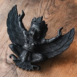 〔壁掛けタイプ〕手彫り模様のインドの神様 ウォールハンギング - ガルーダ  [約21cm×25cm × 6cm](TI-RSDL-1680)
