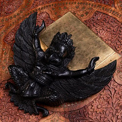 〔壁掛けタイプ〕手彫り模様のインドの神様 ウォールハンギング - ガルーダ  [約21cm×25cm × 6cm]