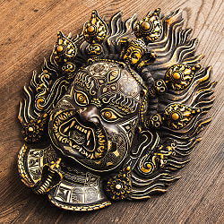 〔壁掛けタイプ〕手彫り模様のインドの神様ウォールハンギング - バイラヴァ 大威徳明王 [約34cm×25cm ×9cm] - サブ2