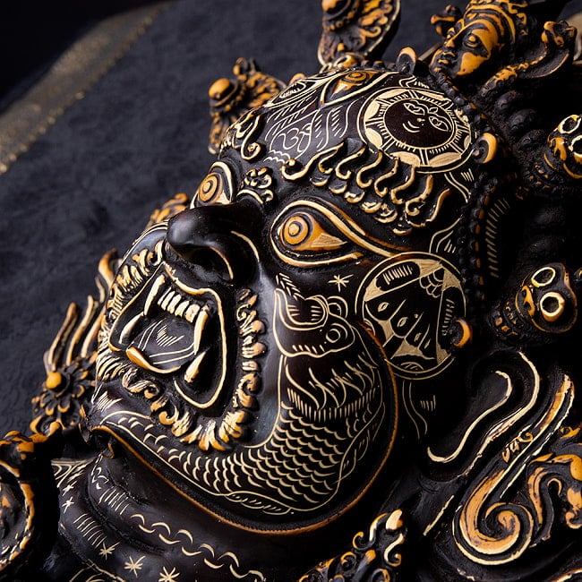 〔壁掛けタイプ〕手彫り模様のインドの神様ウォールハンギング - バイラヴァ 大威徳明王 [約34cm×25cm ×9cm] 4 - チベット吉祥文様が手彫りされています。