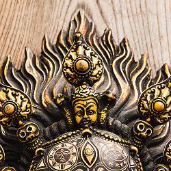 〔壁掛けタイプ〕手彫り模様のインドの神様ウォールハンギング - バイラヴァ 大威徳明王 [約34cm×25cm ×9cm] - サブ5