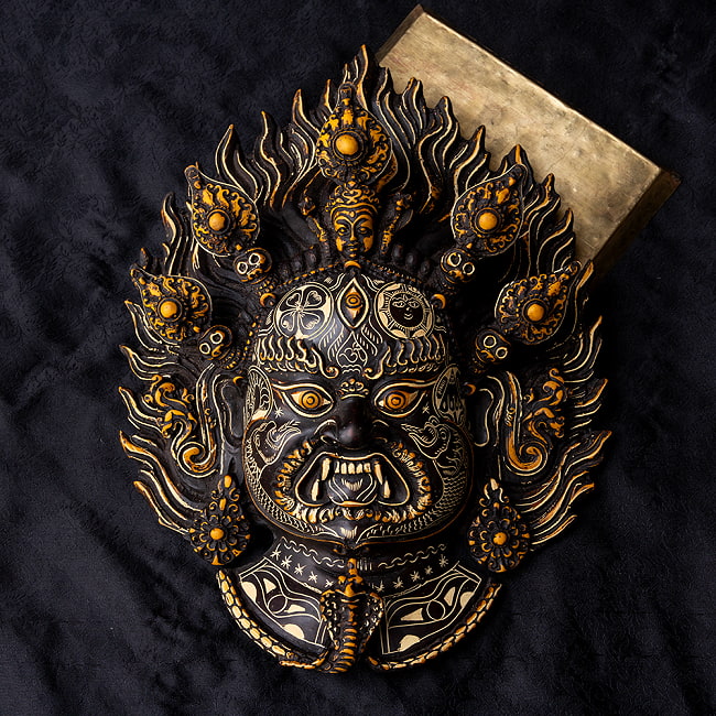 〔壁掛けタイプ〕手彫り模様のインドの神様ウォールハンギング - バイラヴァ 大威徳明王 [約34cm×25cm ×9cm]の写真1枚目です。正面から撮影しましたレジン　神様,ヒンドゥー教,仏教,置物,ウォールデコ,壁掛け,バイラヴァ,大威徳明王,ヴァジュラバイラヴァ