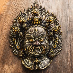 〔壁掛けタイプ〕手彫り模様のインドの神様ウォールハンギング - バイラヴァ 大威徳明王 [約34cm×25cm ×9cm](TI-RSDL-1681)