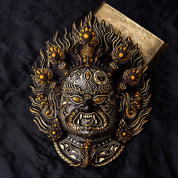 〔壁掛けタイプ〕手彫り模様のインドの神様ウォールハンギング - バイラヴァ 大威徳明王 [約34cm×25cm ×9cm]