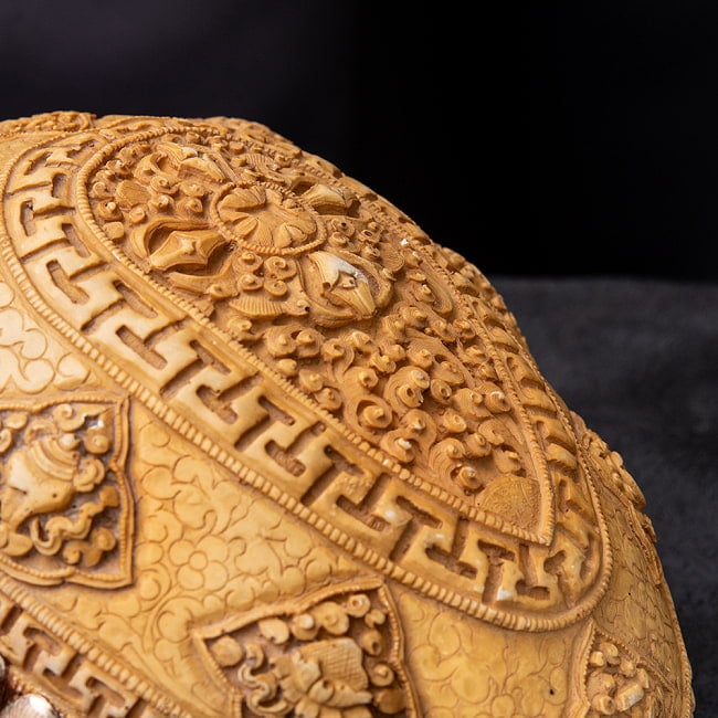 頭骨杯　カパラ [約17cm×13cm×6cm] 3 - 吉祥文様が彫られています