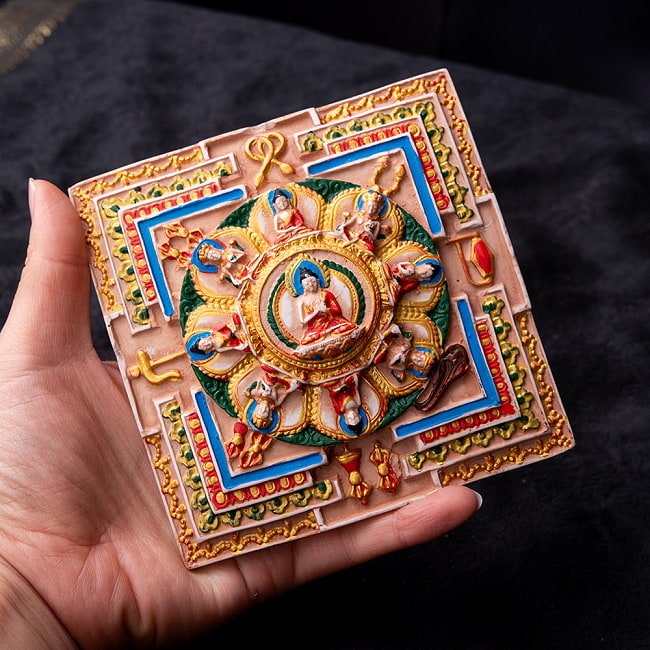 〔壁掛けタイプ〕手彫り模様のインドの神様ウォールハンギング - マンダラ 曼荼羅 釈迦陀如来曼荼羅 [約11.7cm×11.7cm×2cm] 8 - 手に持ってみました