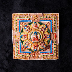 〔壁掛けタイプ〕手彫り模様のインドの神様ウォールハンギング - マンダラ 曼荼羅 釈迦陀如来曼荼羅 [約11.7cm×11.7cm×2cm]