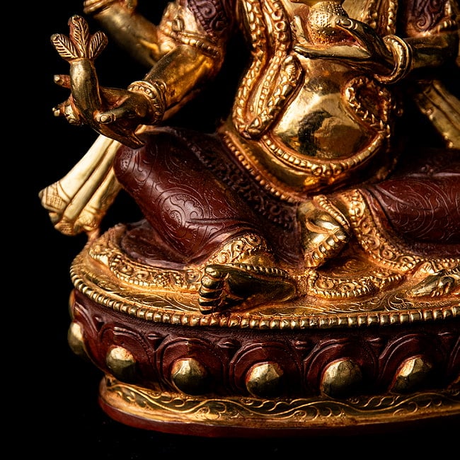 大聖歓喜天（ガネーシャ） 銅造鍍金仕上げ - 23.5cm 8 - 膝にも丁寧に彫り込みが行われています。