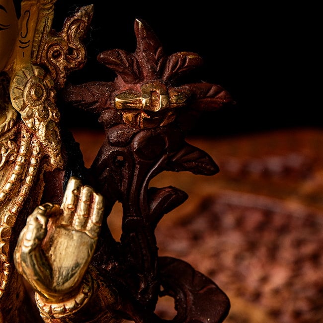 マンジュシュリー - 文殊師利菩薩 銅造鍍金仕上げ - 22cm 7 - 手にも丁寧に彫り込みが行われています。