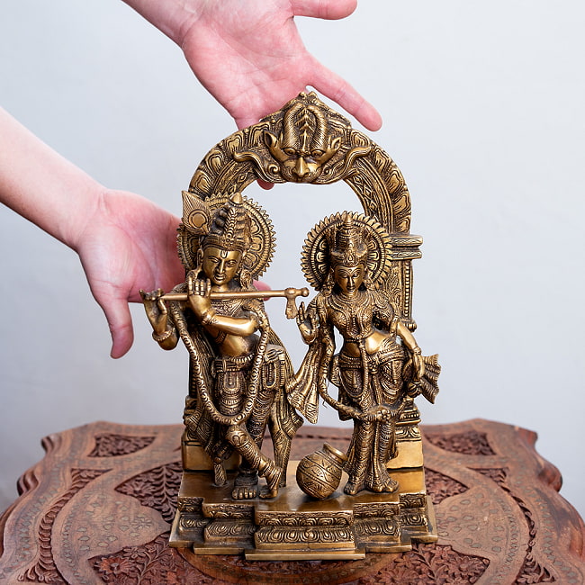 【一点物】ラーダ・クリシュナ像　永遠の愛の象徴　美しいブラス製〔約36cm×約22.5cm 約9.5cm 約7380g〕 12 - このくらいのサイズ感になります