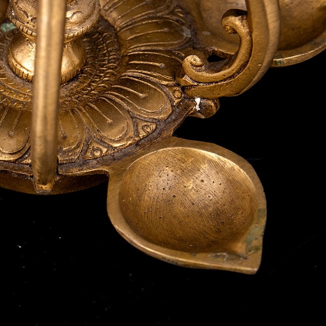 プージャ・ガネーシャ像　5つのディア・オイルランプ　3つのベル　美しいブラス製〔約14cm×約15cm 約15cm 約2064g〕 13 - 横からの写真です