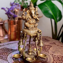 プージャ・ガネーシャ像　5つのディア・オイルランプ　3つのベル　美しいブラス製〔約14cm×約15cm 約15cm 約2064g〕 - サブ3