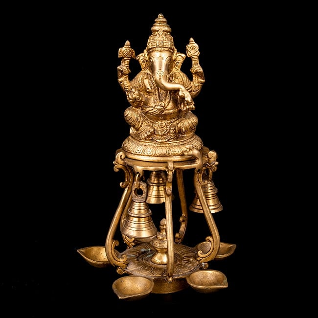 プージャ・ガネーシャ像　5つのディア・オイルランプ　3つのベル　美しいブラス製〔約14cm×約15cm 約15cm 約2064g〕の写真1枚目です。ガネーシャ像の台座にベルと灯りを灯せるディアランプが付いていますガネーシャ像,ブラス製,プージャ,ベル,ディア,オイルランプ,ディワリ,ヒンドゥー,神様像