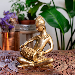 【一点物】ムリダンガム(両面太鼓)奏者像　美しいブラス製〔約16cm×約11.8cm 約7.5cm 約1589g〕 - サブ2