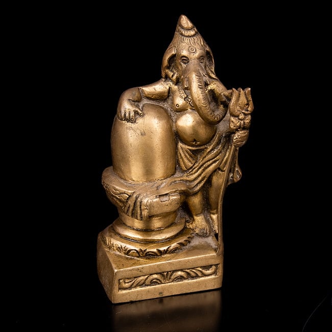 【一点物】リンガとトリシューラ　ガネーシャ像　シヴァ神への敬愛　美しいブラス製〔約16cm×約8.4cm 約6.3cm 約912g〕 6 - 丁寧に彫り込みが行われています