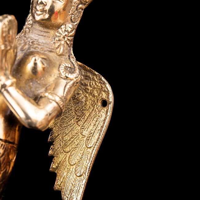 【一点物】ナーガ・カンニャ　ゴージャスなドアノブ　美しいブラス製〔約30cm×約9.2cm 約7.3cm 約1188g〕 12 - 上部の取り付け穴は、左右の羽にこのように空いています。