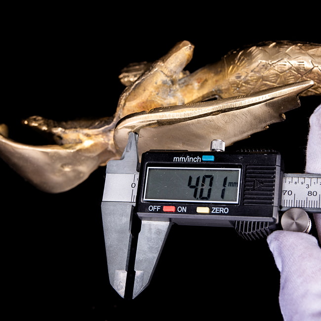 【一点物】ナーガ・カンニャ ゴージャスなドアノブ 美しいブラス製〔約30cm×約9.2cm 約7.3cm 約1188g〕 14 - 穴の内径は約4mm程度でした。若干個体差がある場合があるので、設置の際はお手元で計測後に取り付けビス等のご用意を推奨しております。