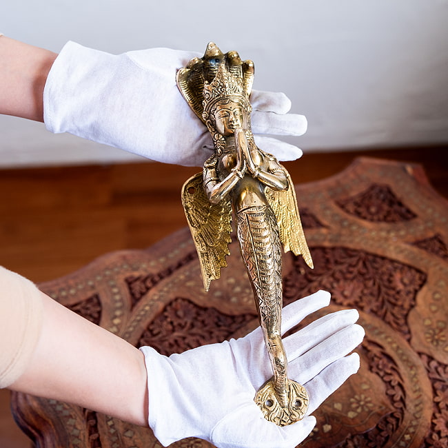 【一点物】ナーガ・カンニャ ゴージャスなドアノブ 美しいブラス製〔約30cm×約9.2cm 約7.3cm 約1188g〕 15 - このくらいのサイズ感となります