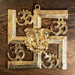 〔壁掛けタイプ〕インドの神様ウォールハンギング - 卍とオーンガネーシャ 輝くブラス製