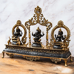 【1点物】真鍮黒塗仕上げ ガネーシャ・ラクシュミ・サラスヴァティ 三柱坐像祭壇 高さ59cm 21kg - サブ3