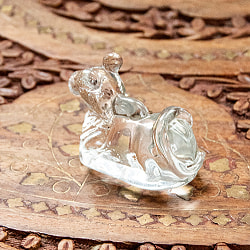 インドの神様 ガラス製ペーパーウェイト - 聖なる牛 高さ3.5cm - サブ4