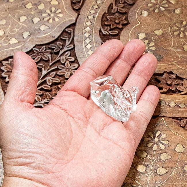 インドの神様 ガラス製ペーパーウェイト - 聖なる牛 高さ3.5cm 6 - これくらいのサイズ感です