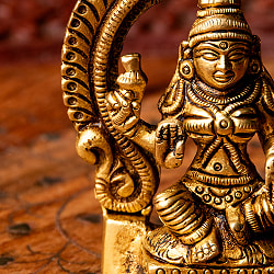 ラクシュミー坐像 重厚なブラス製 高さ8.5cm - サブ3