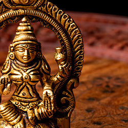 ラクシュミー坐像 重厚なブラス製 高さ8.5cm - サブ4