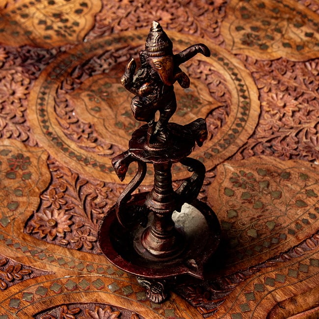 ダンシングガネーシャのオイルランプ 重厚なブラス製 高さ20cm 8 - 角度を変えてみてみました。