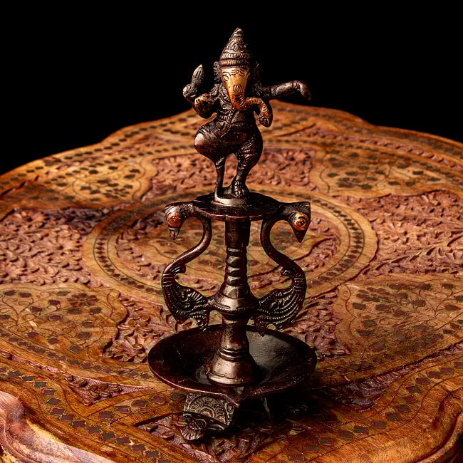 ダンシングガネーシャのオイルランプ 重厚なブラス製 高さ20cmの写真