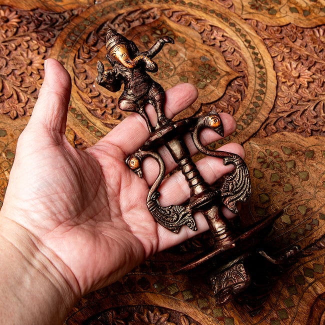 [訳あり特価]ダンシングガネーシャのオイルランプ 重厚なブラス製 高さ20cm 10 - これくらいのサイズ感です。