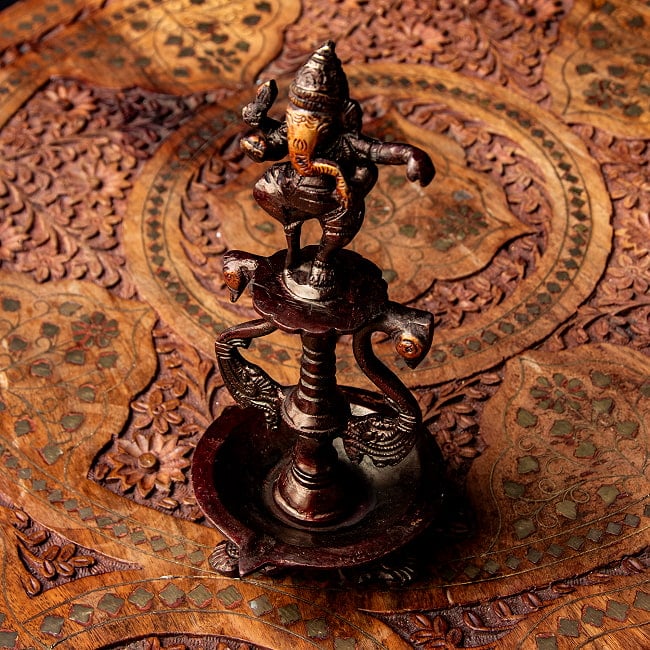 [訳あり特価]ダンシングガネーシャのオイルランプ 重厚なブラス製 高さ20cm 7 - 上からの様子です。