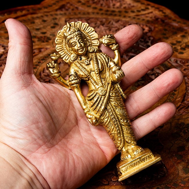 [インド品質]ダンワンタリ 神像 アーユルヴェーダの神様 高さ14.5cm 9 - これくらいのサイズ感になります。