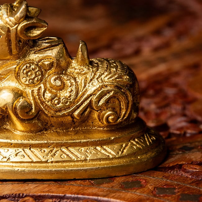 ブラス製 聖牛ナンディン像 大サイズ 高さ5.5cm 4 - 細かに作られています。