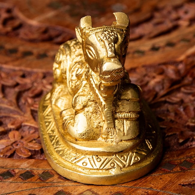 ブラス製 聖牛ナンディン像 大サイズ 高さ5.5cm 6 - 前からの様子。