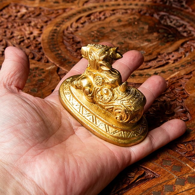 ブラス製 聖牛ナンディン像 大サイズ 高さ5.5cm 7 - これくらいのサイズ感です。