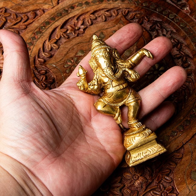 ブラス製 ダンシングガネーシャ 11cm 7 - これくらいのサイズ感になります。