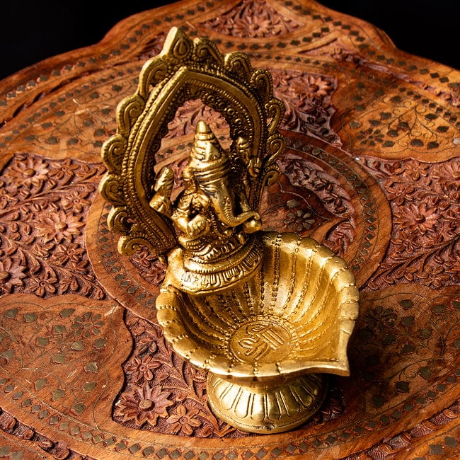 ガネーシャのオイルランプ 重厚なブラス製 高さ20.5cm 3 - 深みのあるオイルランプです。