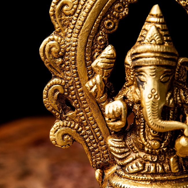 ガネーシャのオイルランプ 重厚なブラス製 高さ20.5cm 5 - 立体的な造形になっています。