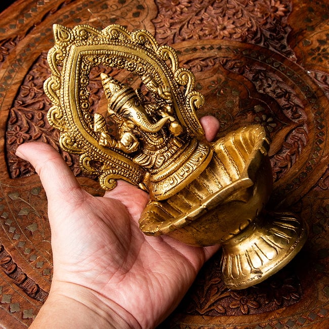 ガネーシャのオイルランプ 重厚なブラス製 高さ20.5cm 9 - 大きく存在感があります。