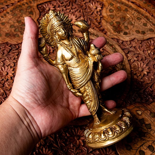 ダンワンタリ 神像 アーユルヴェーダの神様 高さ19cm 9 - これくらいのサイズ感になります。