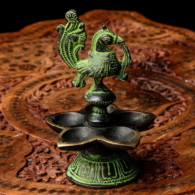 ピーコックのオイルランプ 重厚なブラス製 高さ13cm 4 - 角度を変えてみてみました。