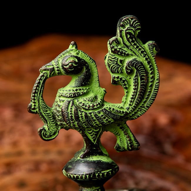 ピーコックのオイルランプ 重厚なブラス製 高さ13cm 5 - 孔雀をモチーフにしています。