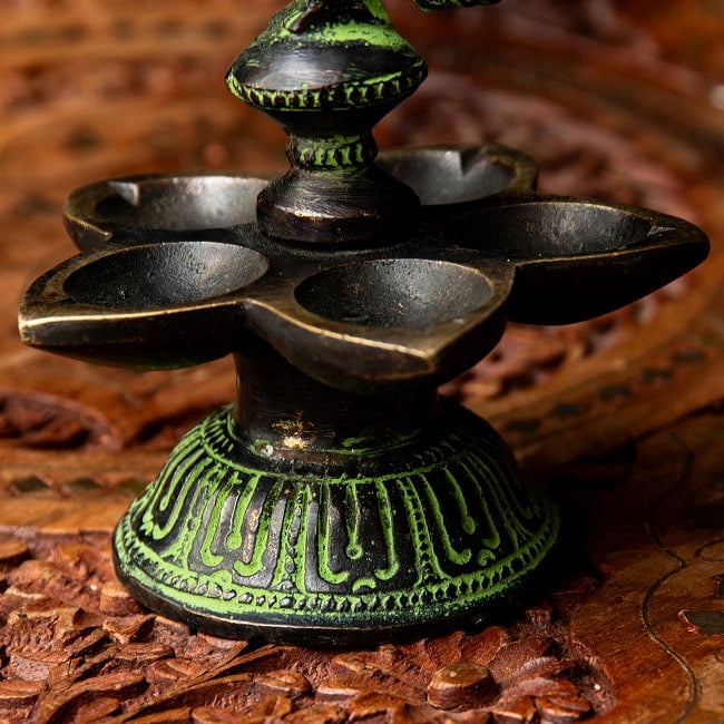 ピーコックのオイルランプ 重厚なブラス製 高さ13cm 6 - 肉厚のブラスが用いられています。