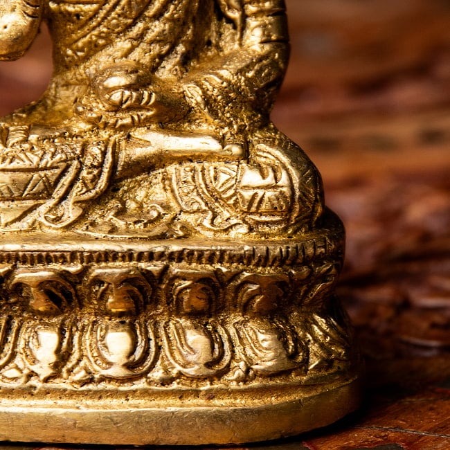 ブッダ坐像 重厚なブラス製 8.5cm 4 - 膝回りの表現