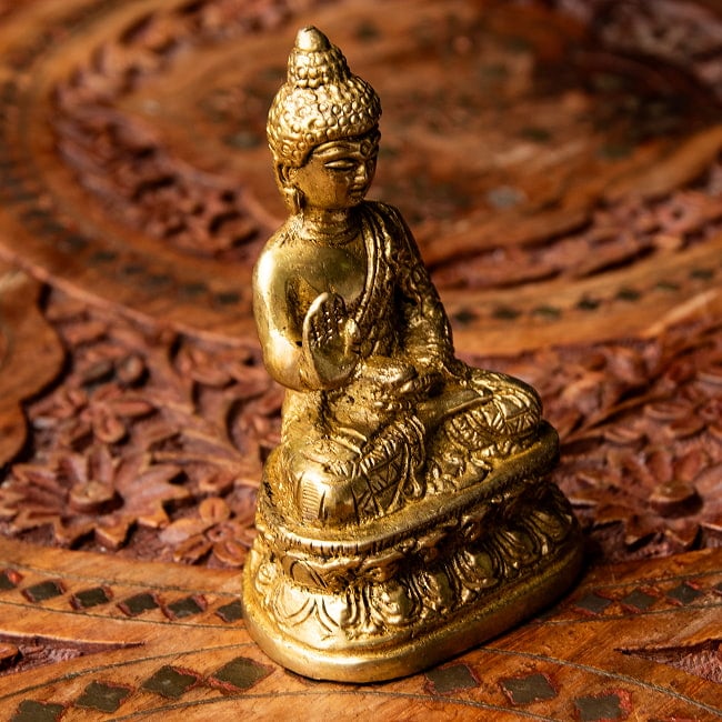 ブッダ坐像 重厚なブラス製 8.5cm 6 - 立体的な造形です。