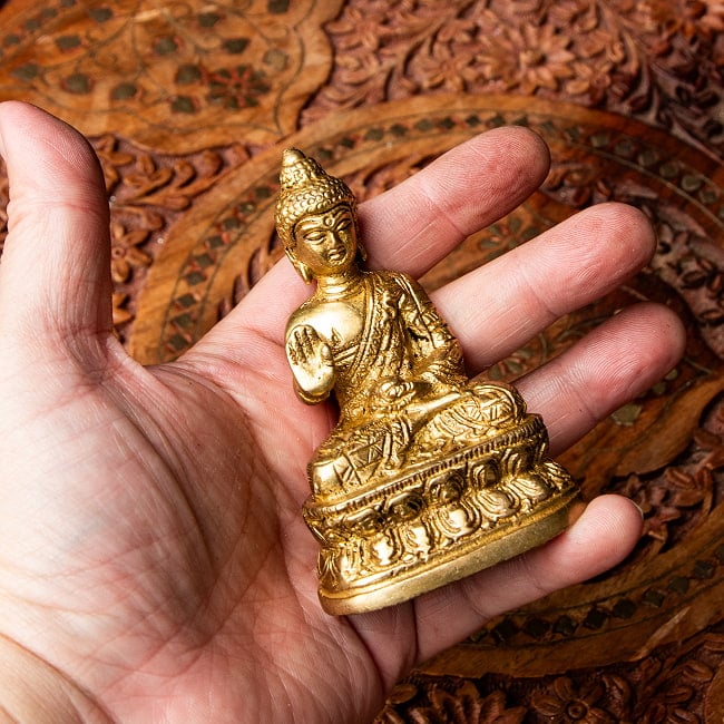 ブッダ坐像 重厚なブラス製 8.5cm 8 - 小ぶりながらも存在感があります。