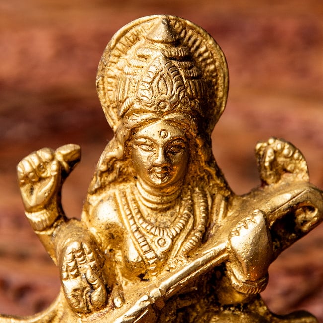 サラスヴァティ坐像 重厚なブラス製 高さ10cm 2 - お顔を見てみました。