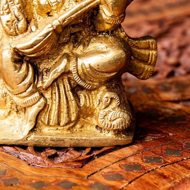 サラスヴァティ坐像 重厚なブラス製 高さ10cm 4 - 膝下にはシンボル動物がいます。