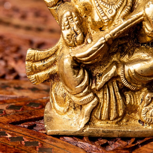 サラスヴァティ坐像 重厚なブラス製 高さ10cm 5 - 膝回りの様子です。